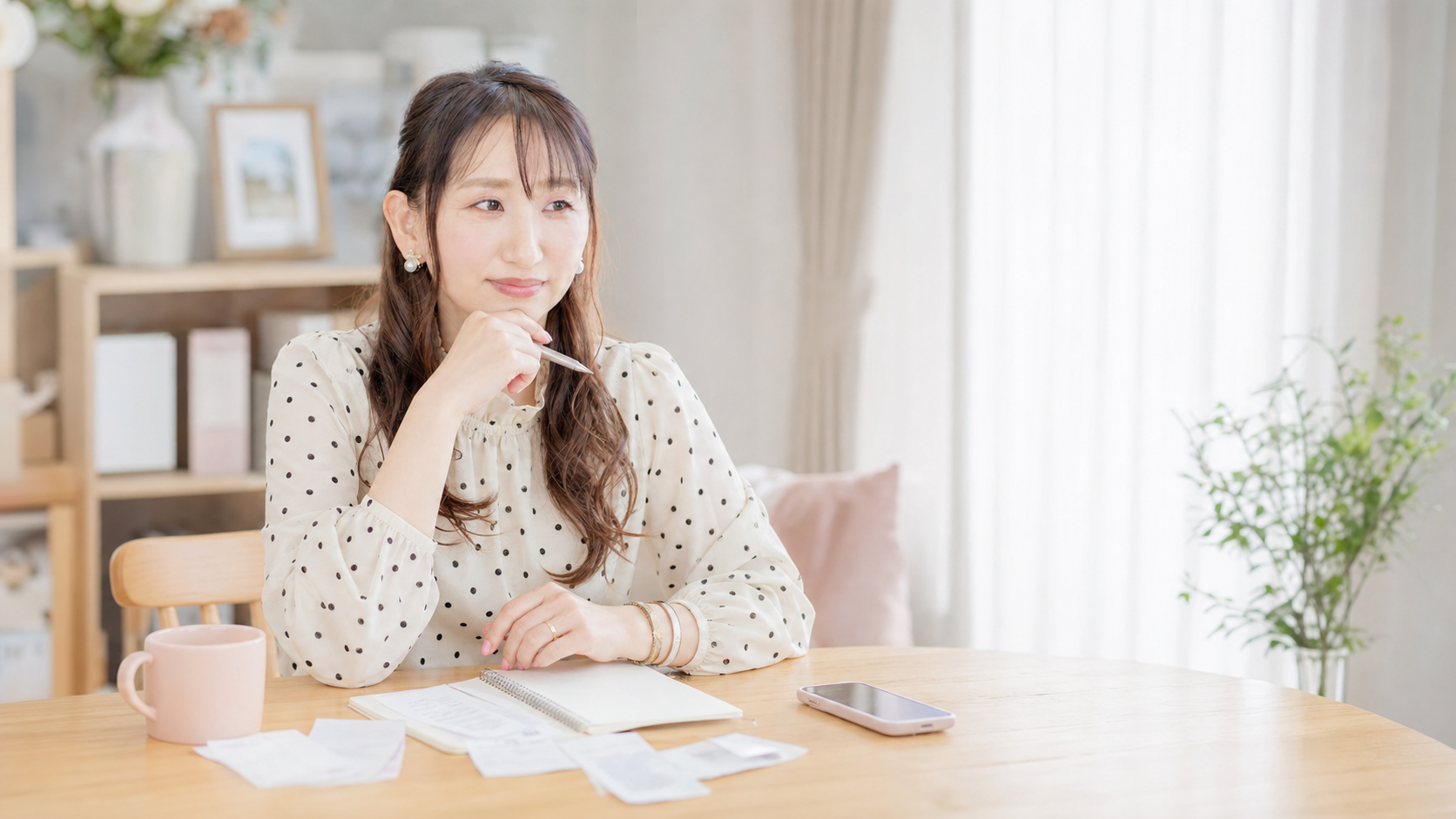 レシートを前に家計を考える女性