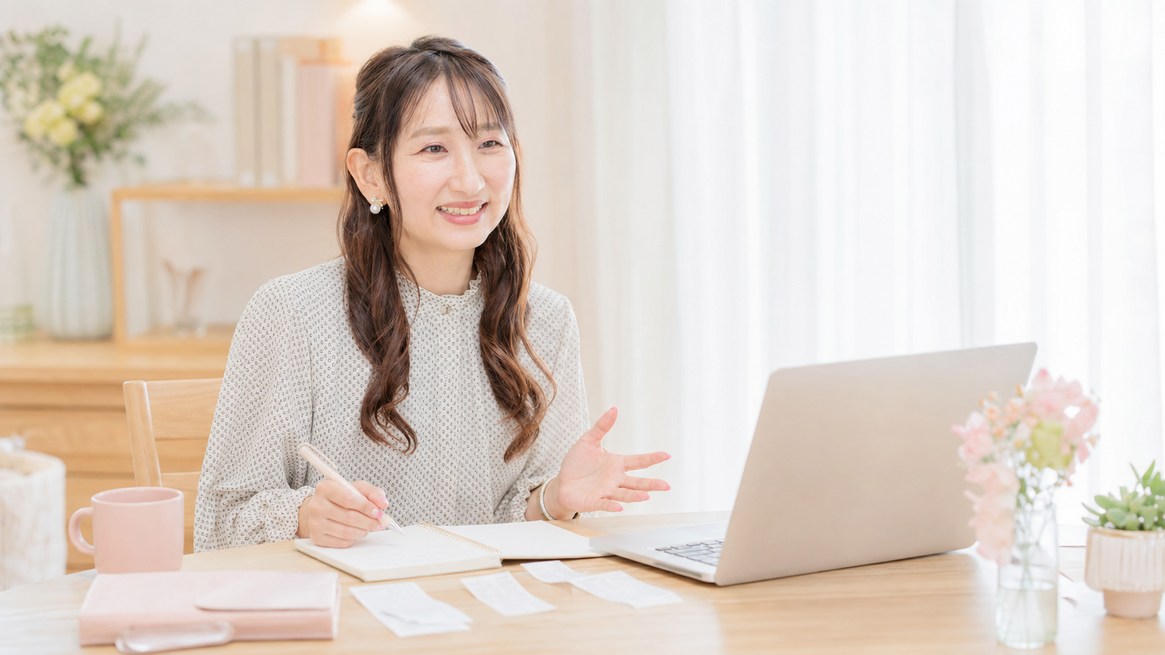 パソコンで家計簿の初期設定をサポートする女性